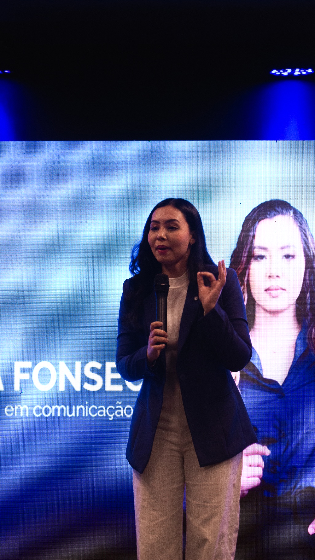 Apresentadora Sync no palco